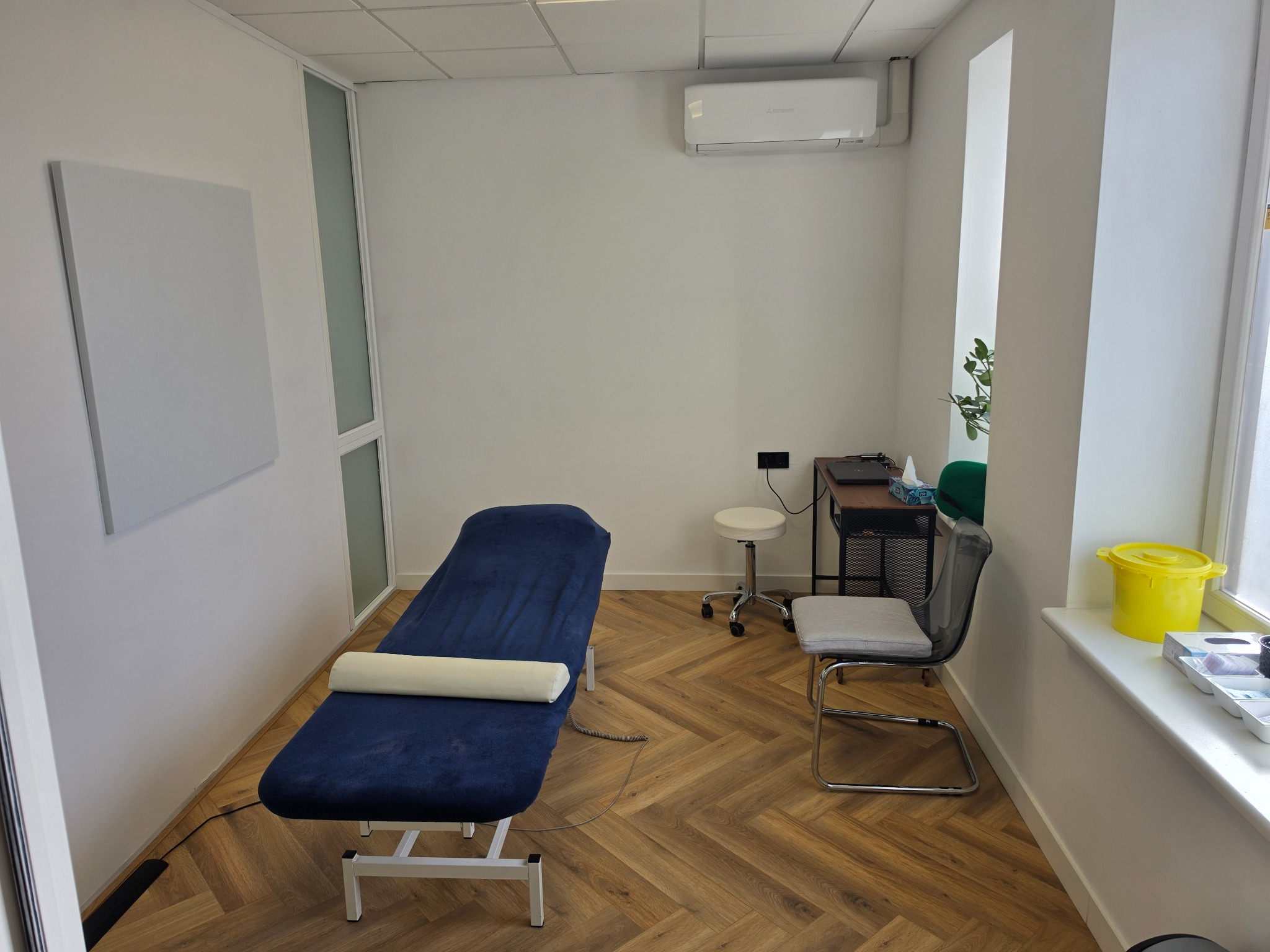 Behandelkamer in Almere met behandelbank en bureau