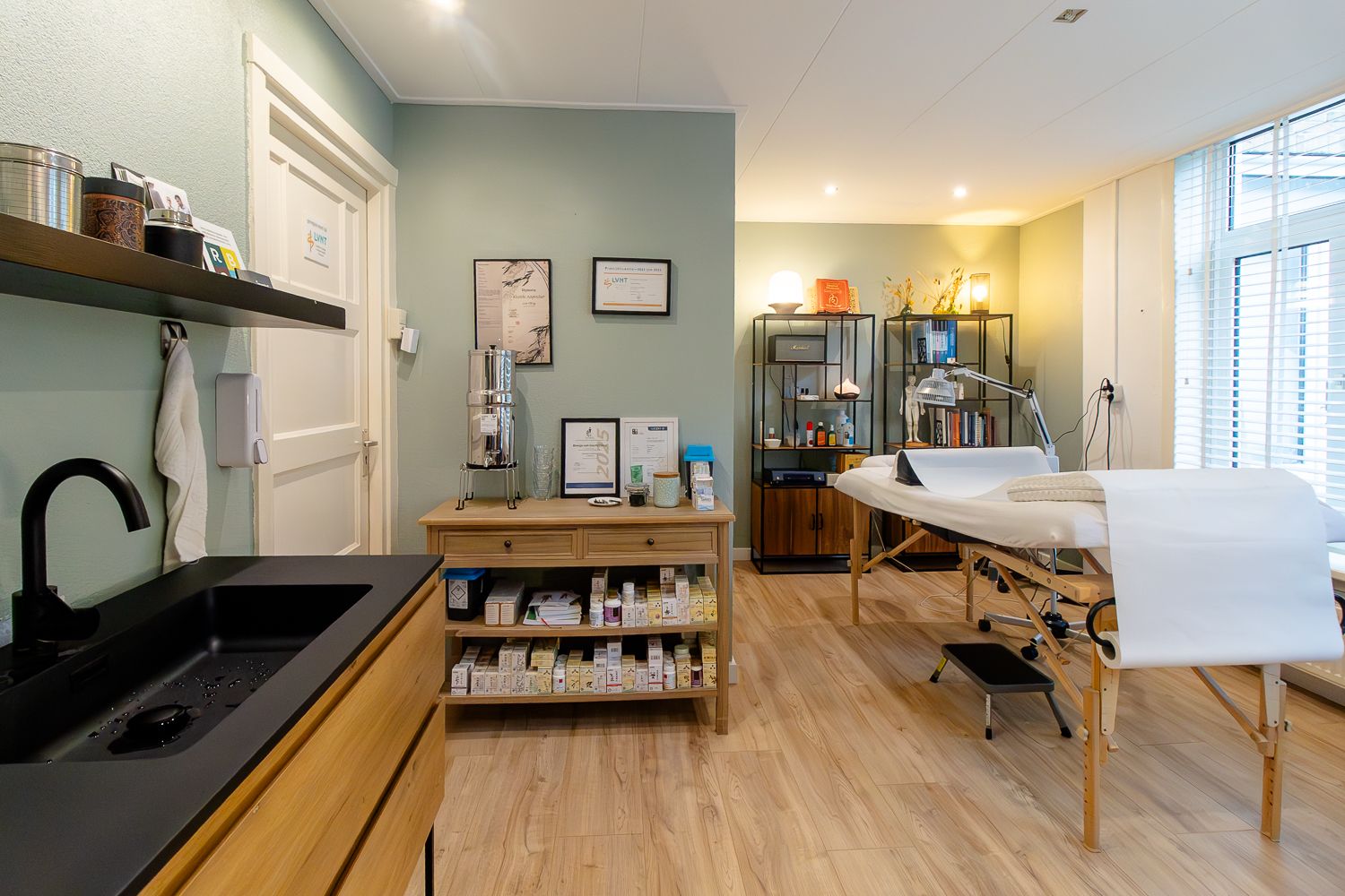 Behandelkamer in Amsterdam met kruidenkast en wastafel